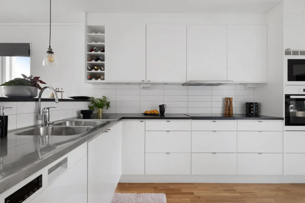 28. Klinkersa╠ettning vid ko╠eksrenovering i la╠egenhet